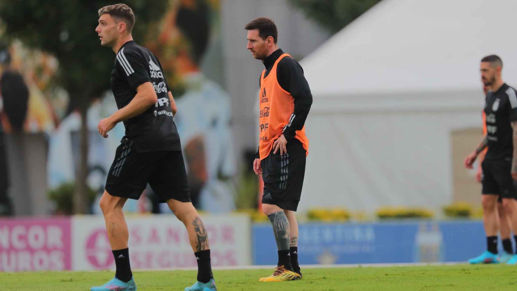 Boyé y Messi, en el entrenamiento preparatorio de su selección contra Venezuela.