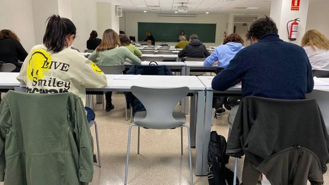 Opositores, este sábado en el hospital La Fe de Valencia.