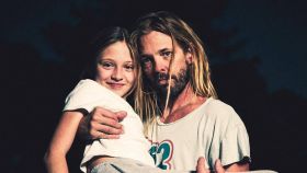 Taylor Hawkings, batería de Foo Fighters, junto a su hija mediana en una imagen de sus redes sociales.