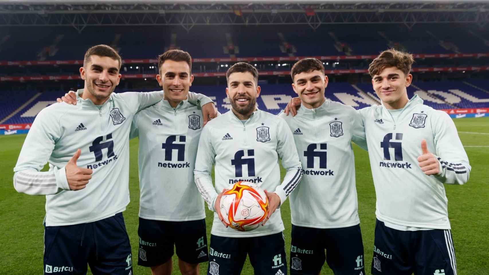 Ferran Torres, Pedri, Jordi Alba, Eric García y Gavi posan en el RCD Stadium