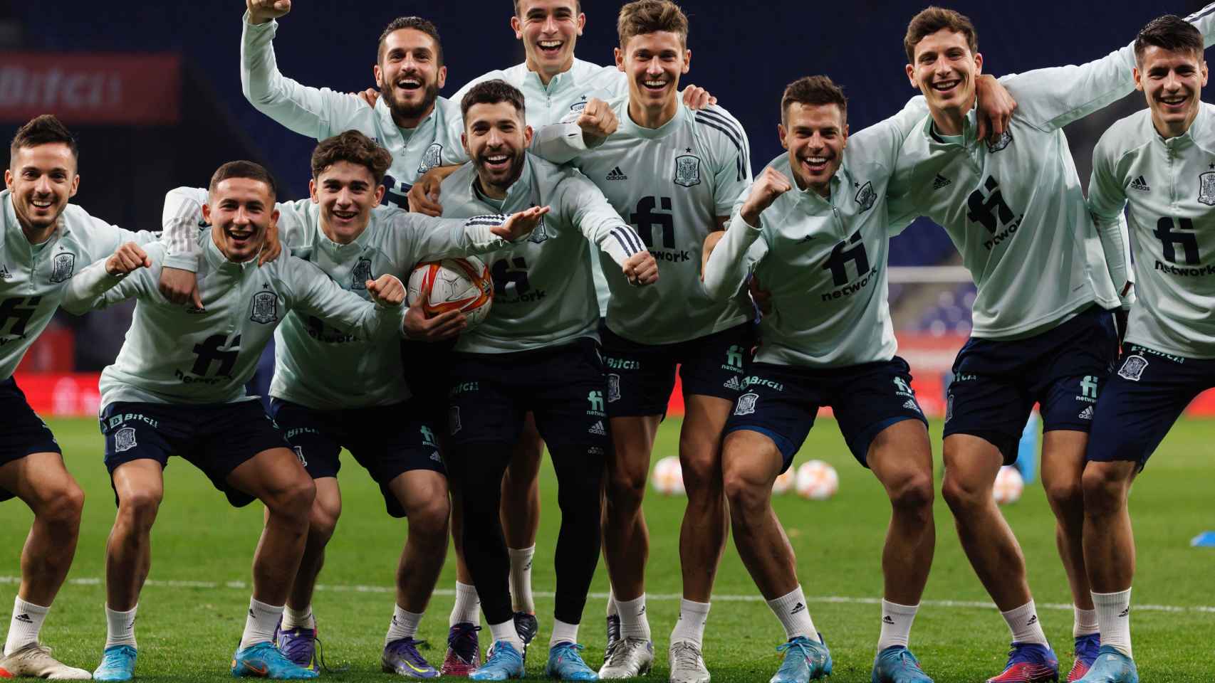 La selección española se hace una foto sobre el césped del RCD Stadium en su regreso a Barcelona
