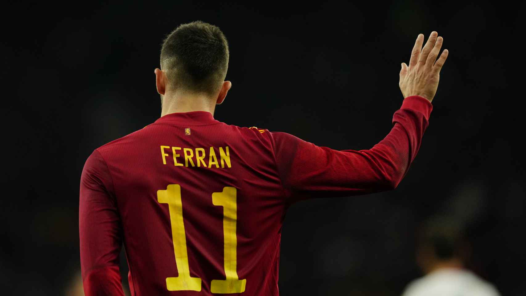 Ferran Torres celebra su gol ante Albania con la grada del RCD Stadium