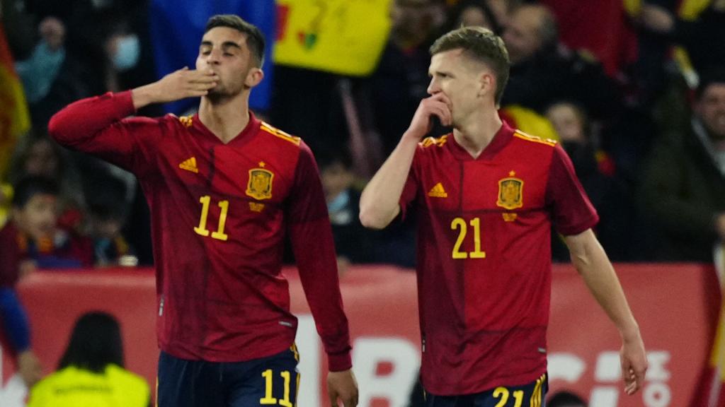 Ferran Torres y Dani Olmo celebran uno de los goles de España ante Albania