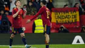 Dani Olmo y Pedri celebran el segundo gol ante Albania