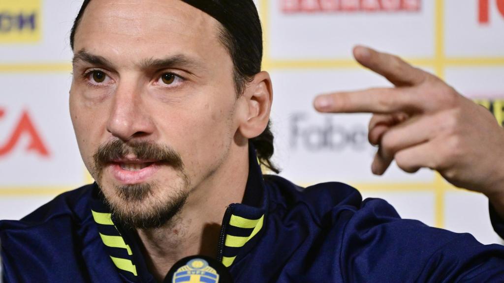 Zlatan Ibrahimovic en rueda de prensa con Suecia