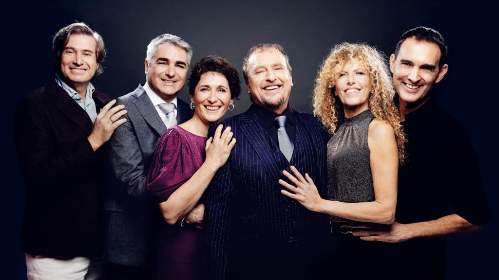 El filósofo Javier Gomá (i) y Juan Carlos Rubio (d), junto al reparto de 'El peligro de las buenas compañías'. Foto: Teatro Reina Victoria