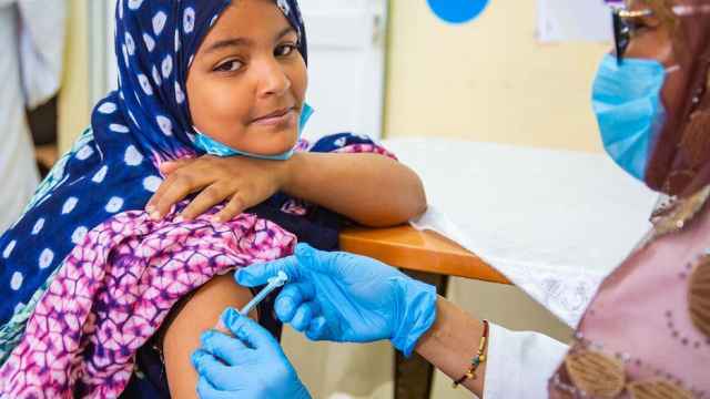 Una joven recibe la vacuna contra el VPH en Mauritania.