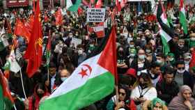 Varias personas se manifiestan por el pueblo saharaui frente al Ministerio de Asuntos Exteriores en Madrid.
