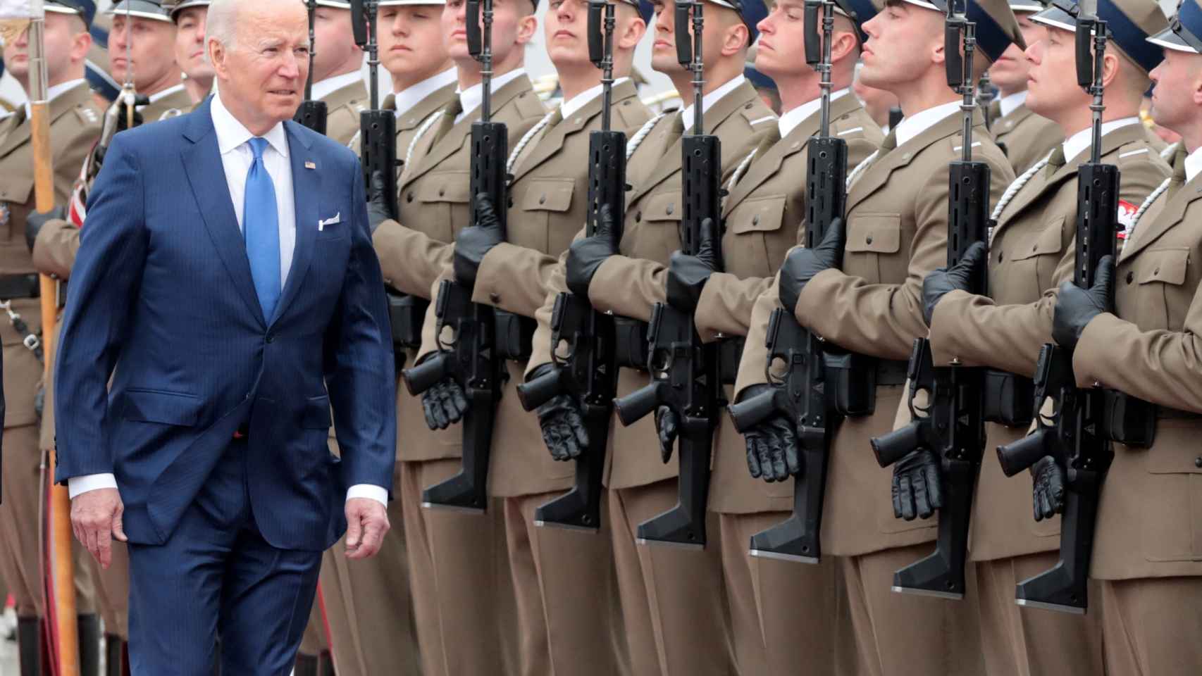 El presidente de EEUU, Joe Biden, inspecciona la guardia de honor en su visita a Polonia.