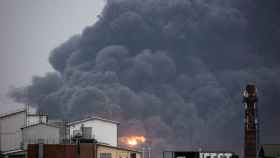 Columna de humo provocada por un ataque aéreo de las tropas rusas en Leópolis.