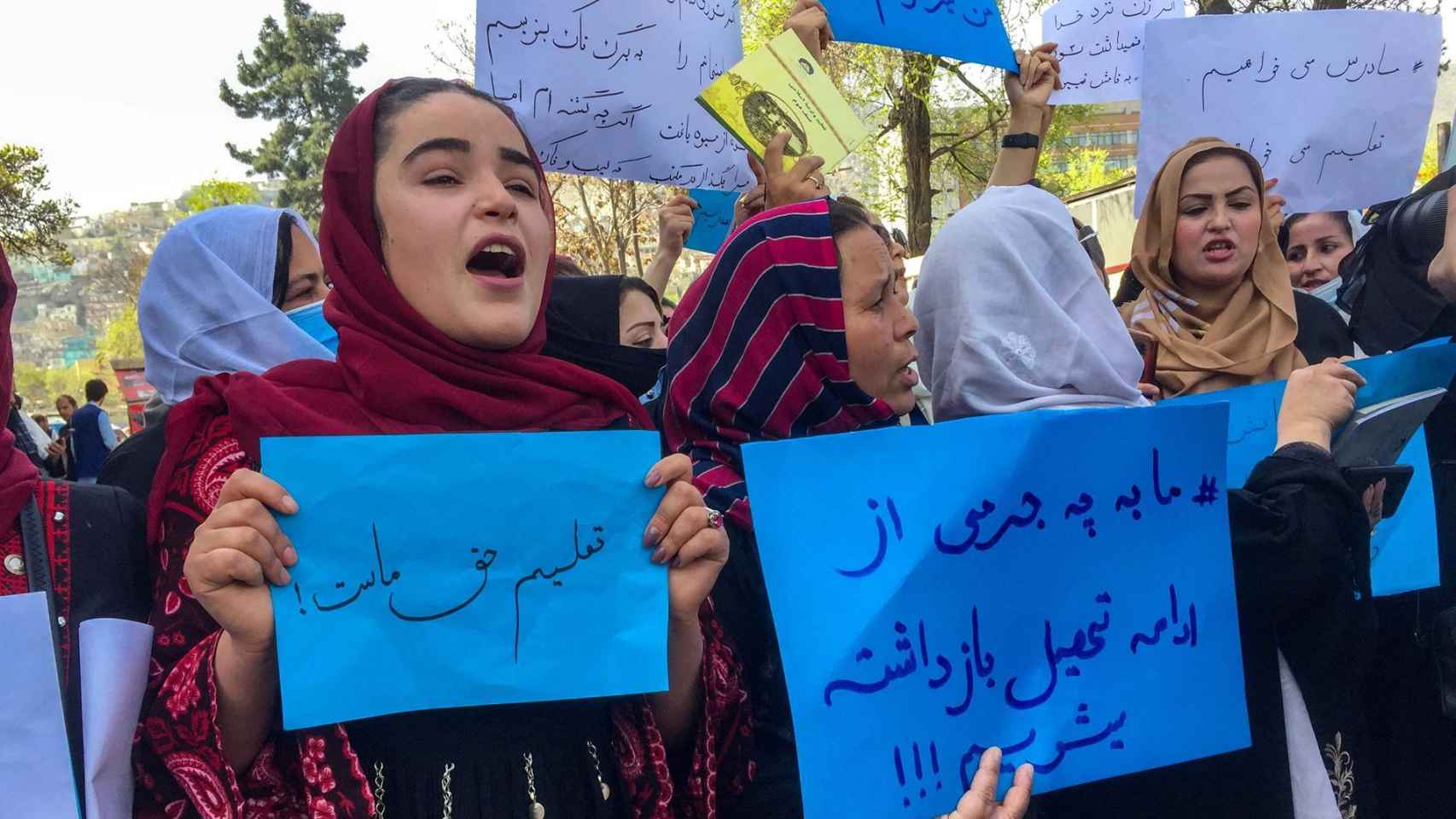 Alumnas afganas pidiendo la reapertura de las escuelas.