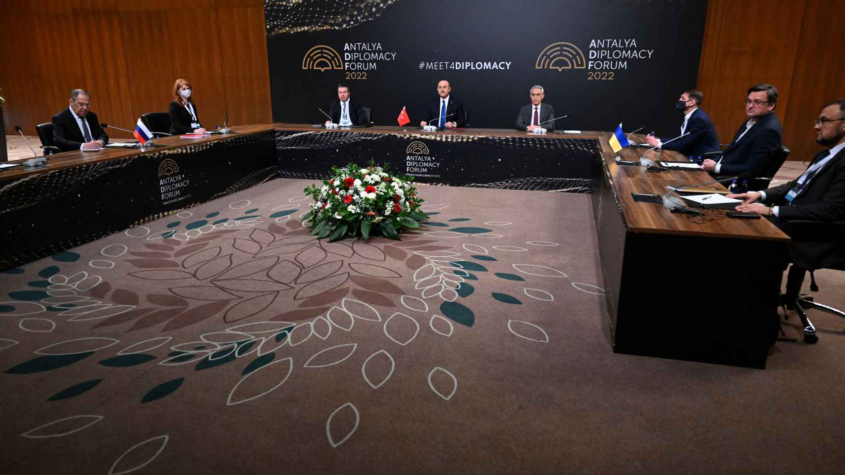 Los ministros de Exteriores turco, ruso y ucraniano reunidos en Antalya, Turquía, el pasado 10 de marzo.