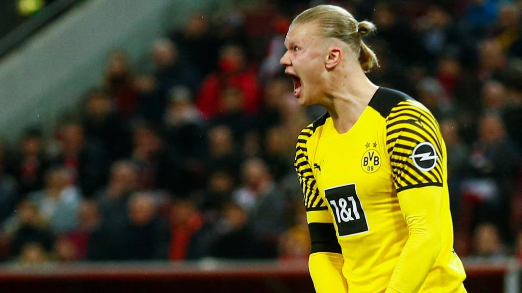 Erling Haaland protestando durante un partido del Borussia Dortmund