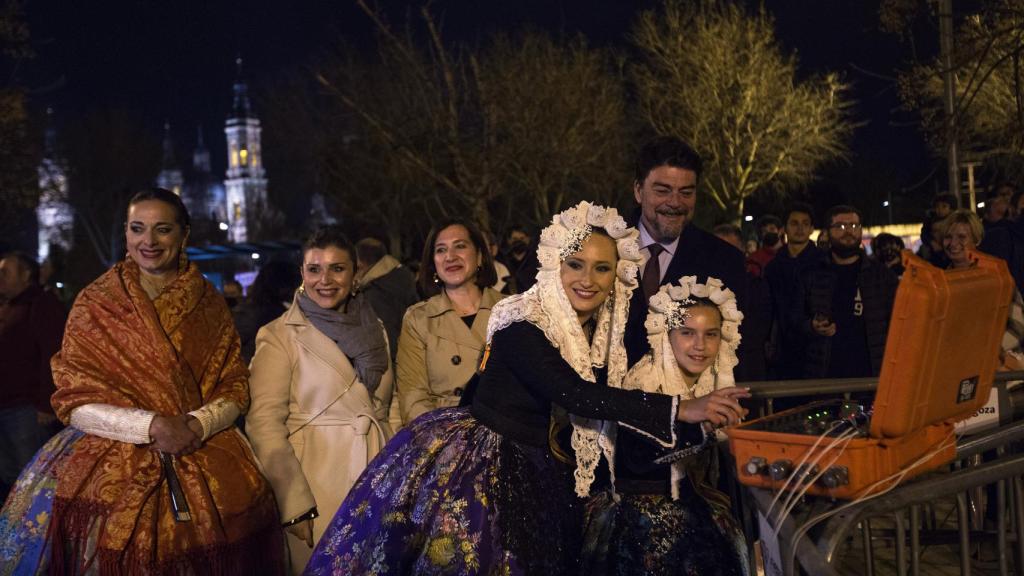 Toñi Martín-Zarco y Marina Niceto, junto a las autoridades de Zaragoza y Alicante, en la cremà.