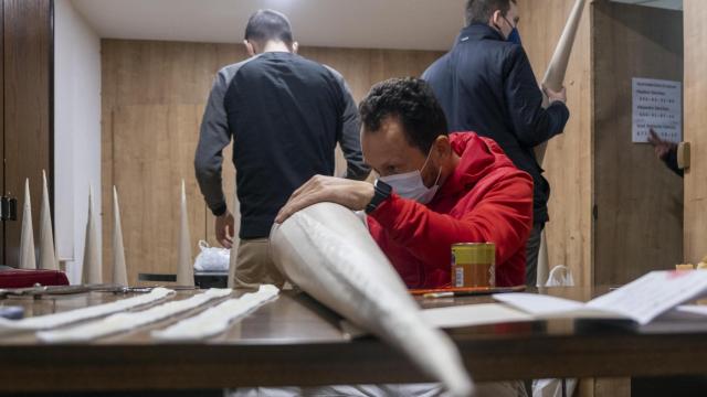 Algunos hermanos de la archicofradía del Rosario preparan unos capirotes