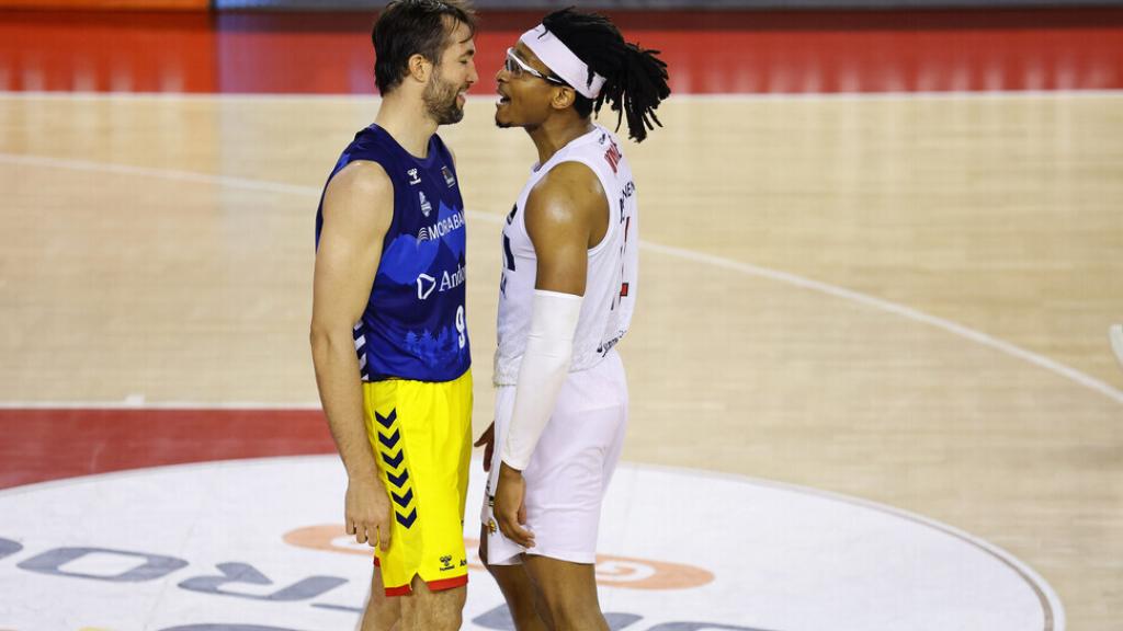 Nacho Llovet y Moneke se encaran durante el Manresa - Andorra de ACB