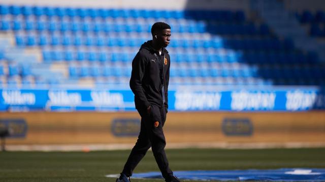 Ilaix Moriba antes de un partido con el Valencia