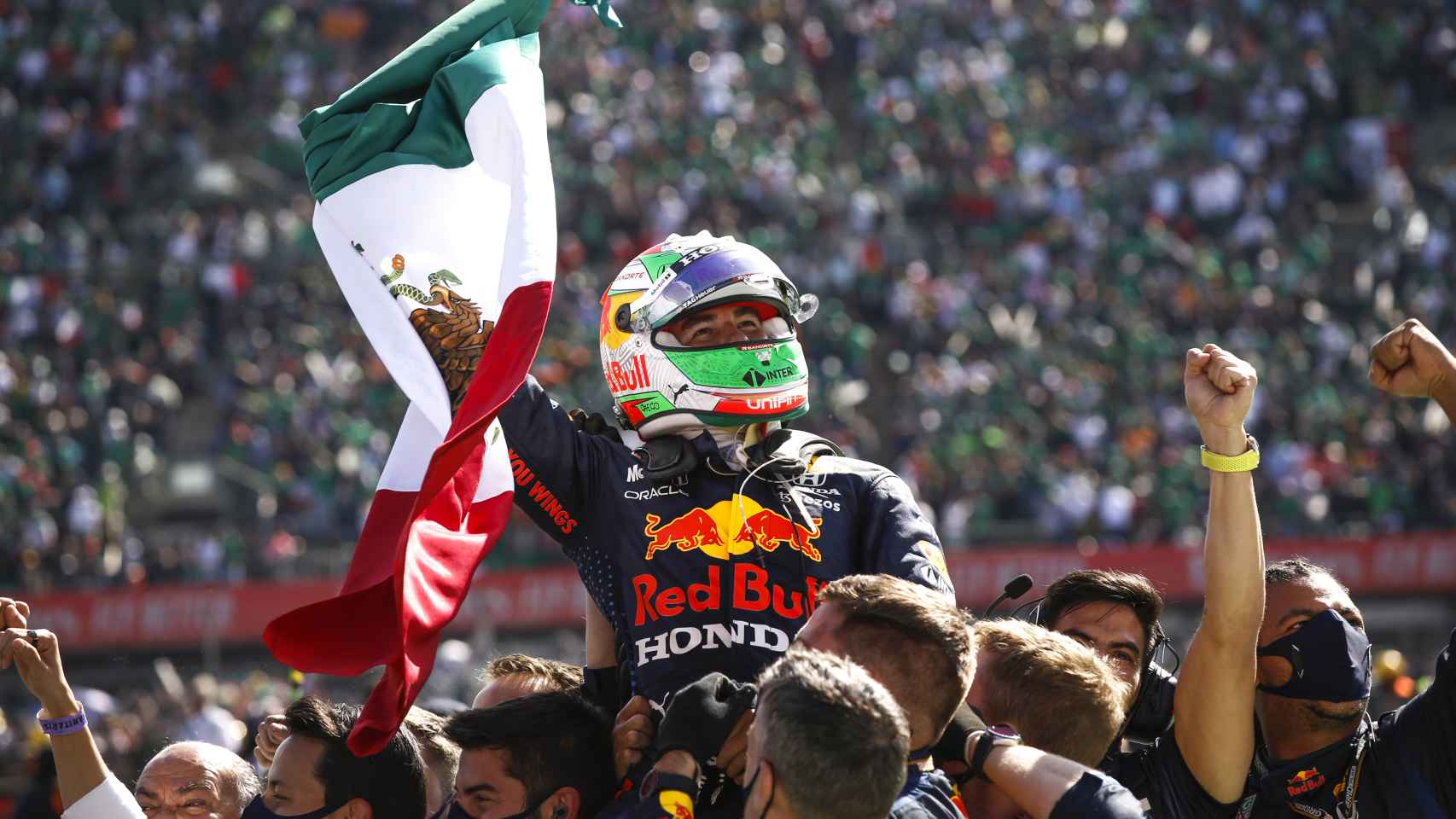 Sergio 'Checo' Pérez celebra un podio en el Gran Premio de México con la bandera de su país