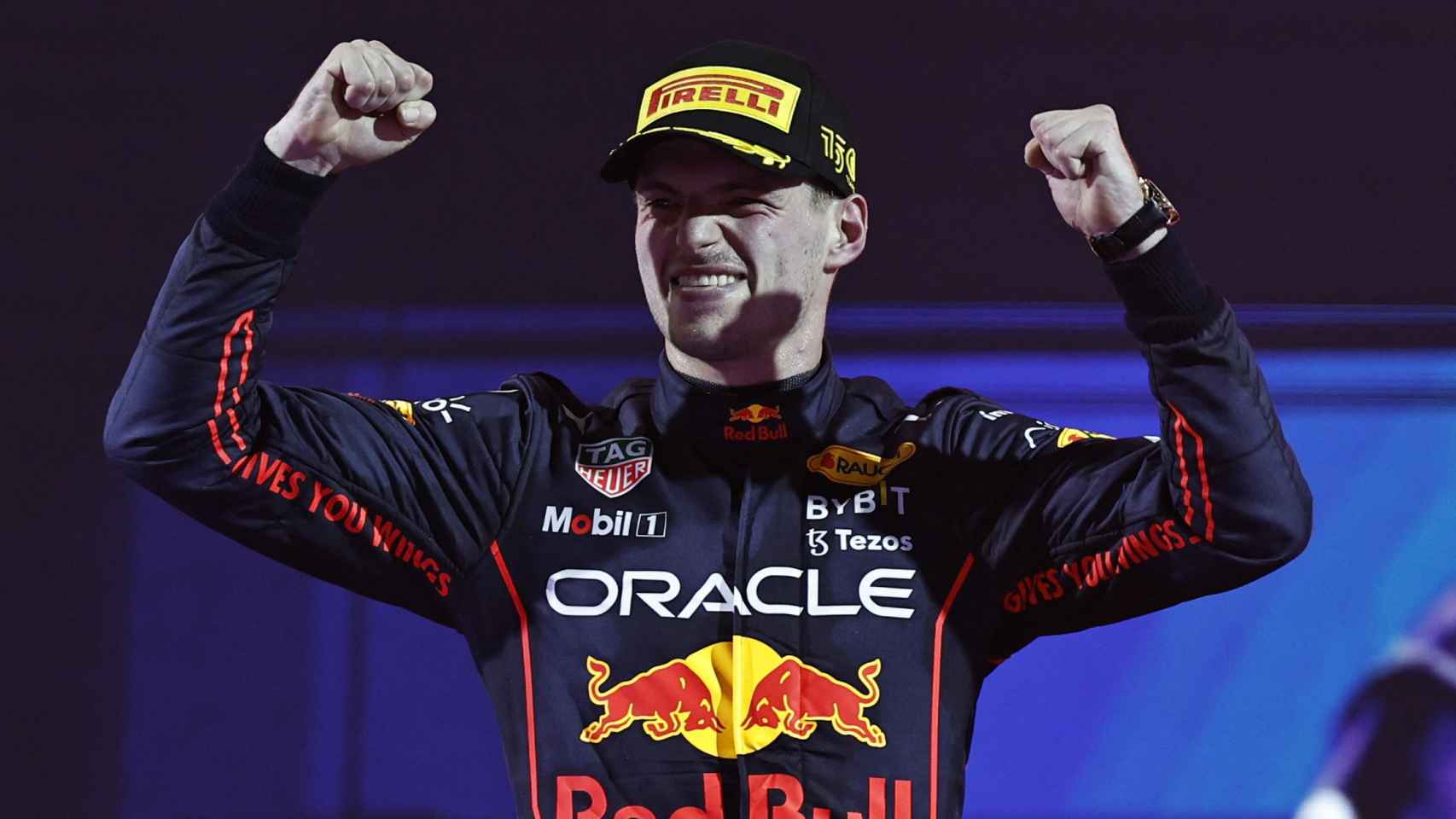 Max Verstappen celebra sobre el podio el triunfo en Arabia Saudí