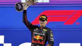 Max Verstappen celebra sobre el podio el triunfo en Arabia Saudí.