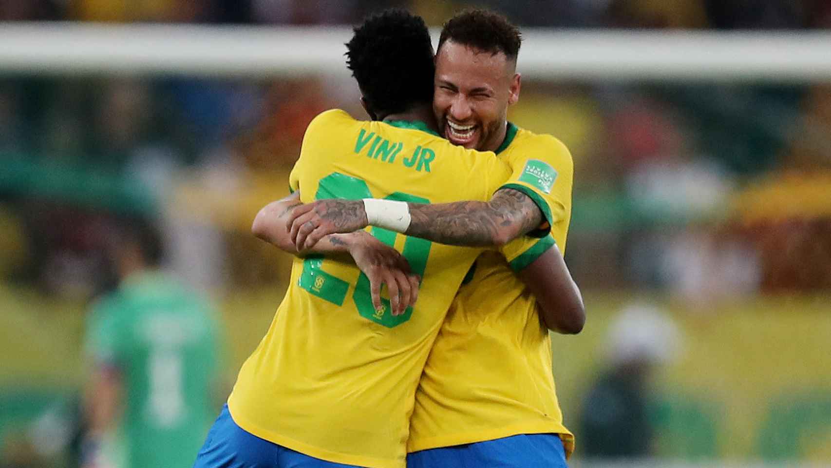 Abrazo entre Vinicius y Neymar, en un partido de la selección de Brasil