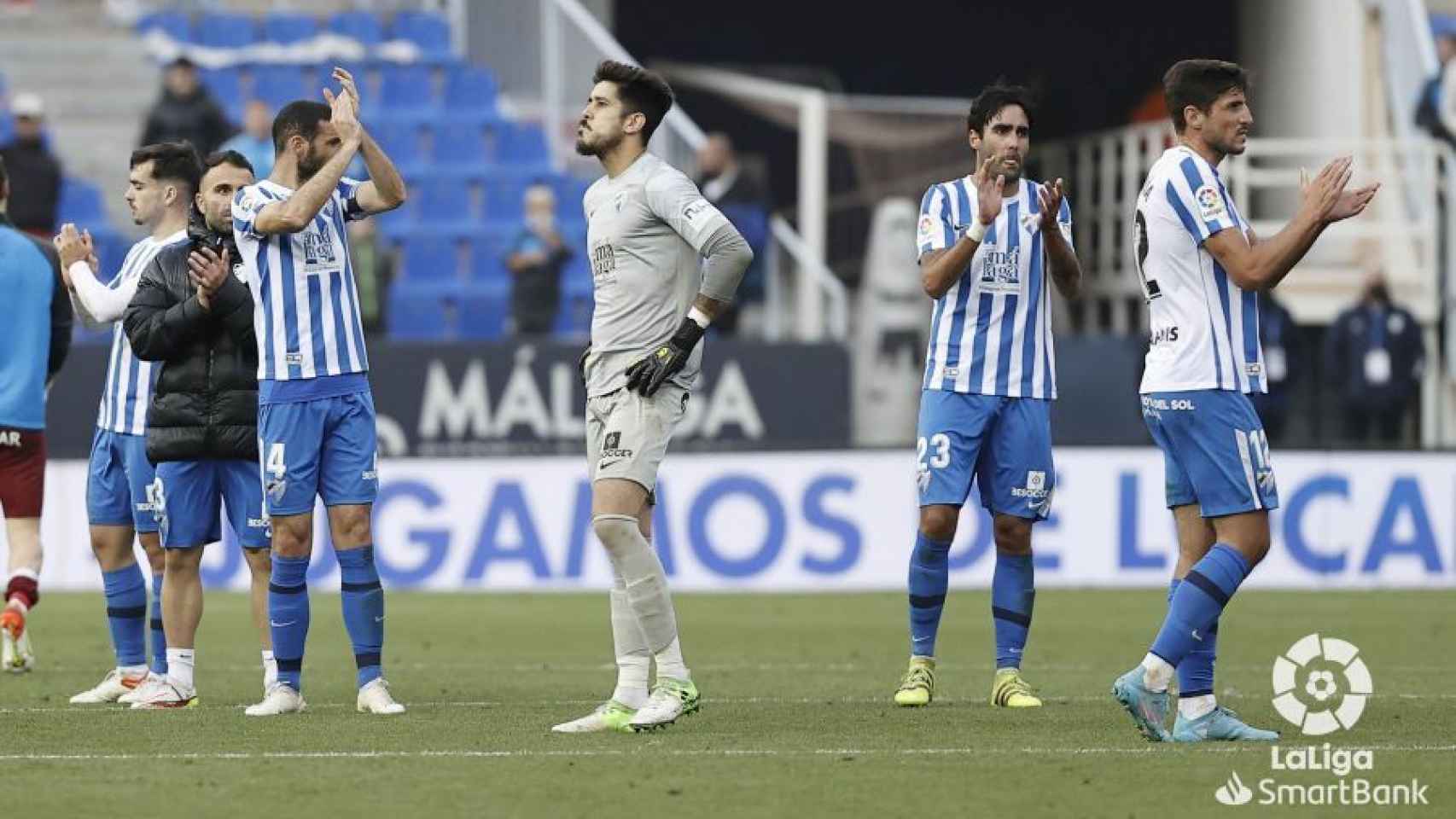 Los jugadores del Málaga, tras la derrota contra el Huesca.