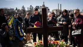 Ucrania honra a sus muertos de rodillas (interior)