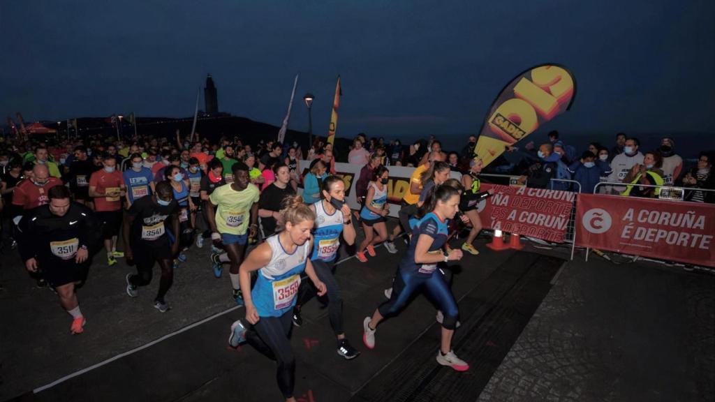 Varias corredoras inician el recorrido de la X Carrera Popular Torre de Hércules.