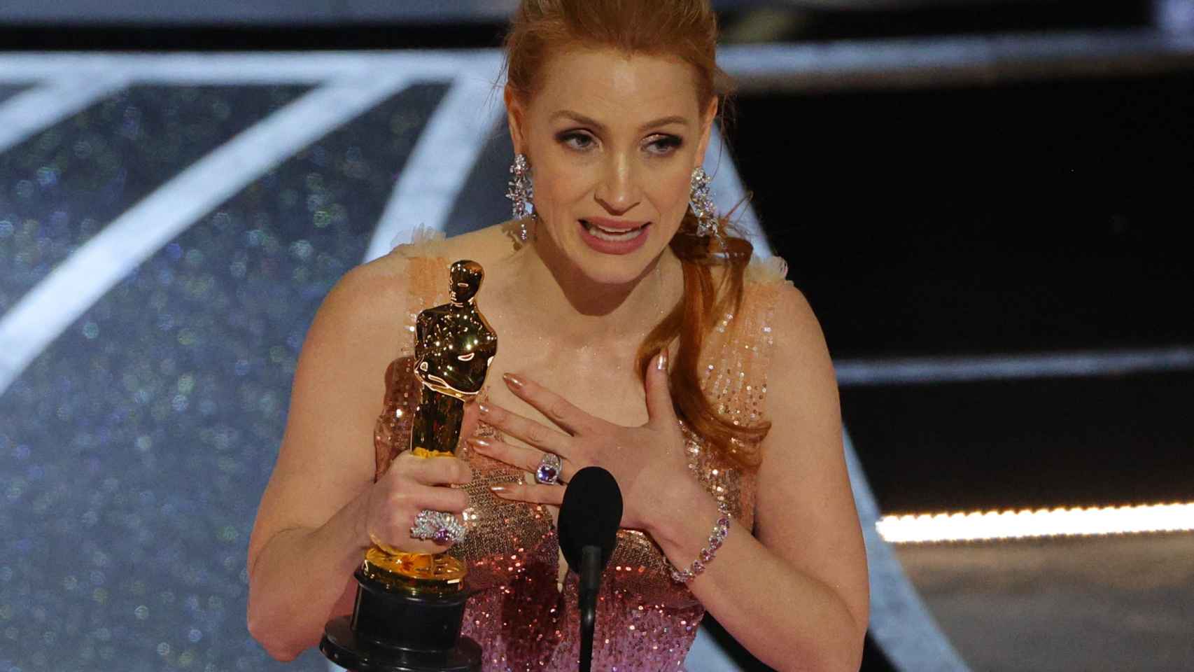 Jessica Chastain gana el Oscar a la Mejor Actriz con la transformación radical de 'Los ojos de Tammy Faye'.
