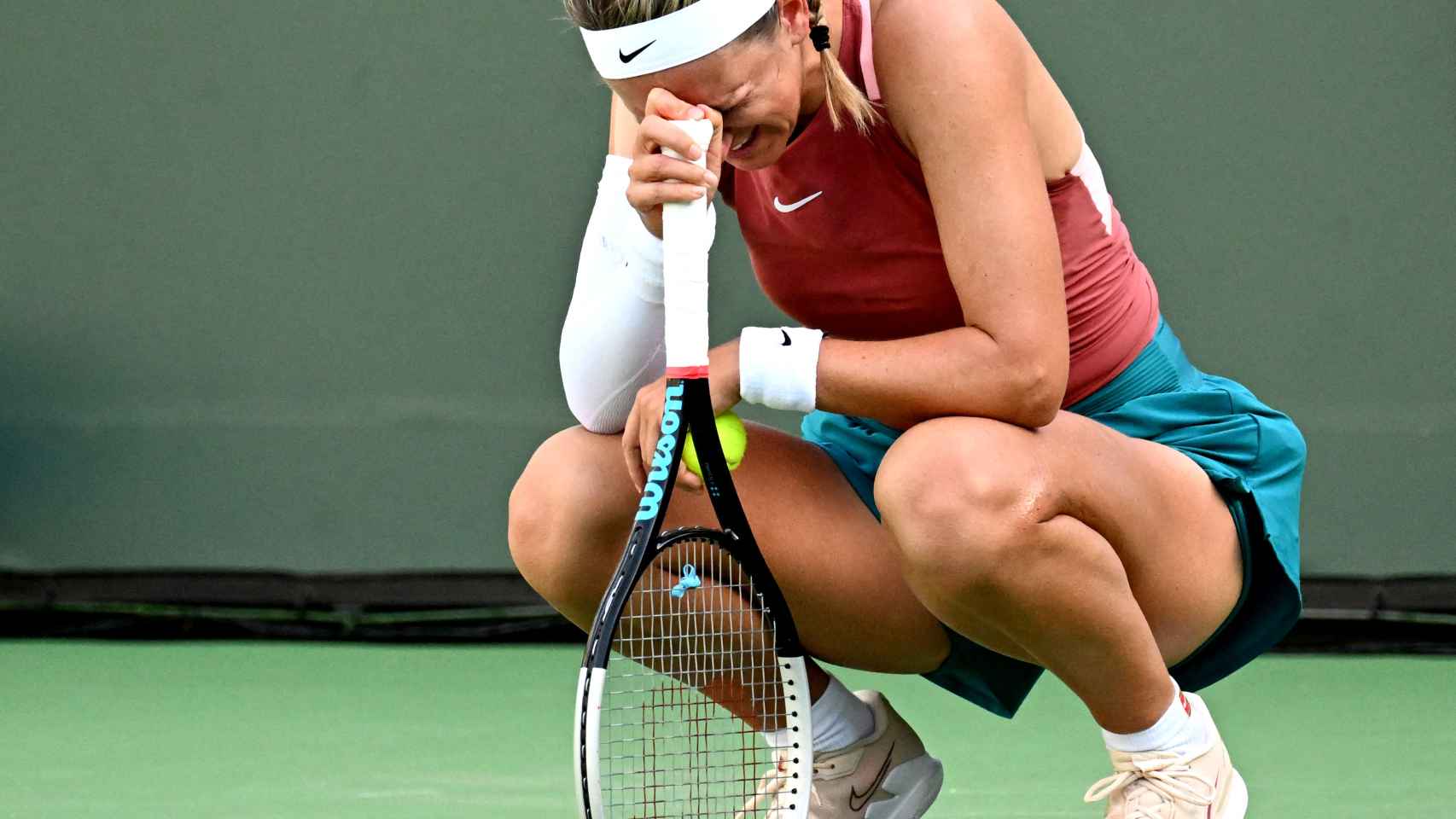 Victoria Azarenka se derrumba durante un partido de Indian Wells