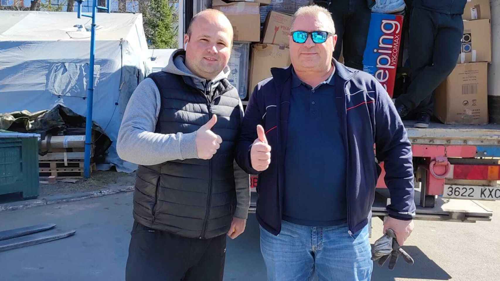 El guardia civil retirado con el jefe de Medicina de la zona de Chernovtsi.