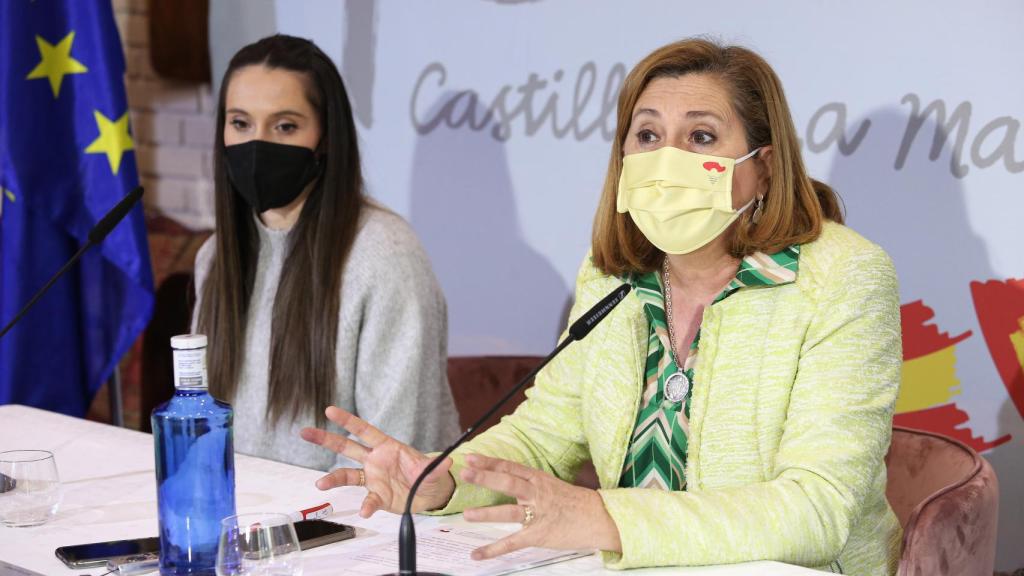 La consejera Rosa Ana Rodríguez, a la derecha, y la atleta castellano-manchega Paula Sevilla.