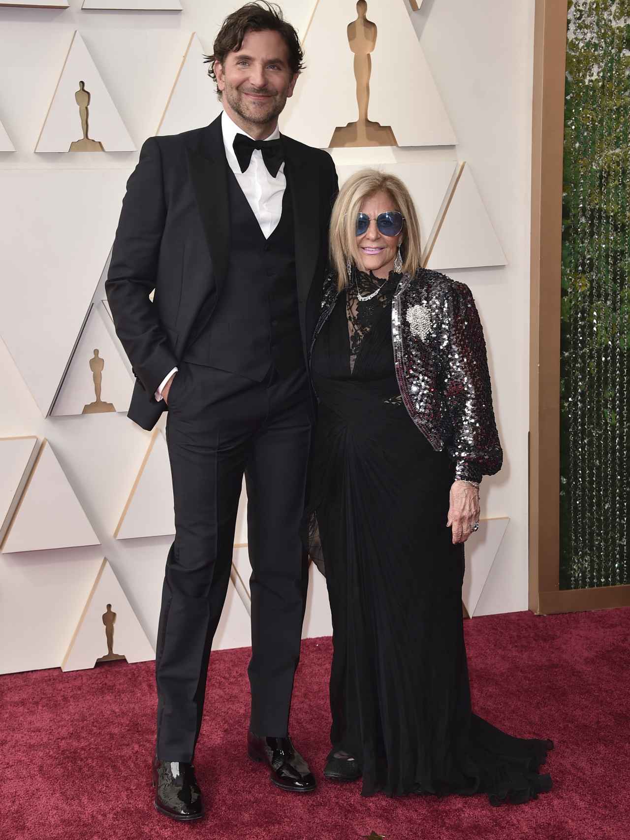 Bradley Cooper junto a su madre.