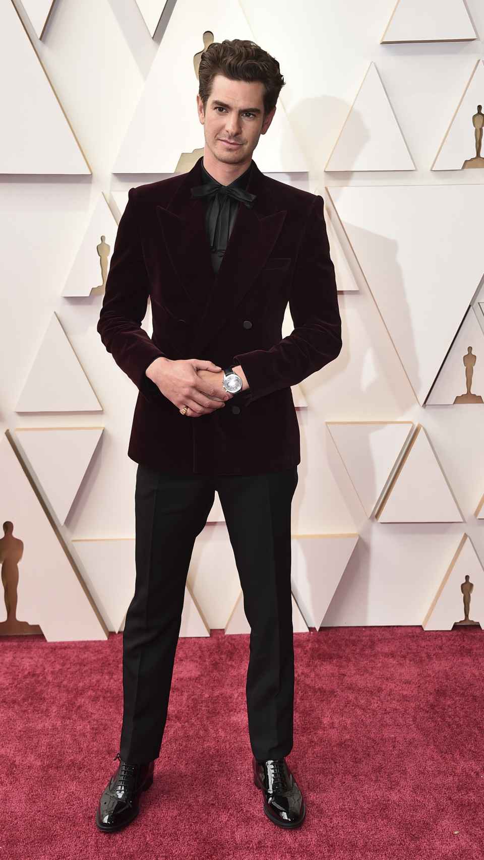 Andrew Garfield posando en la red carpet de los Oscar 2022.