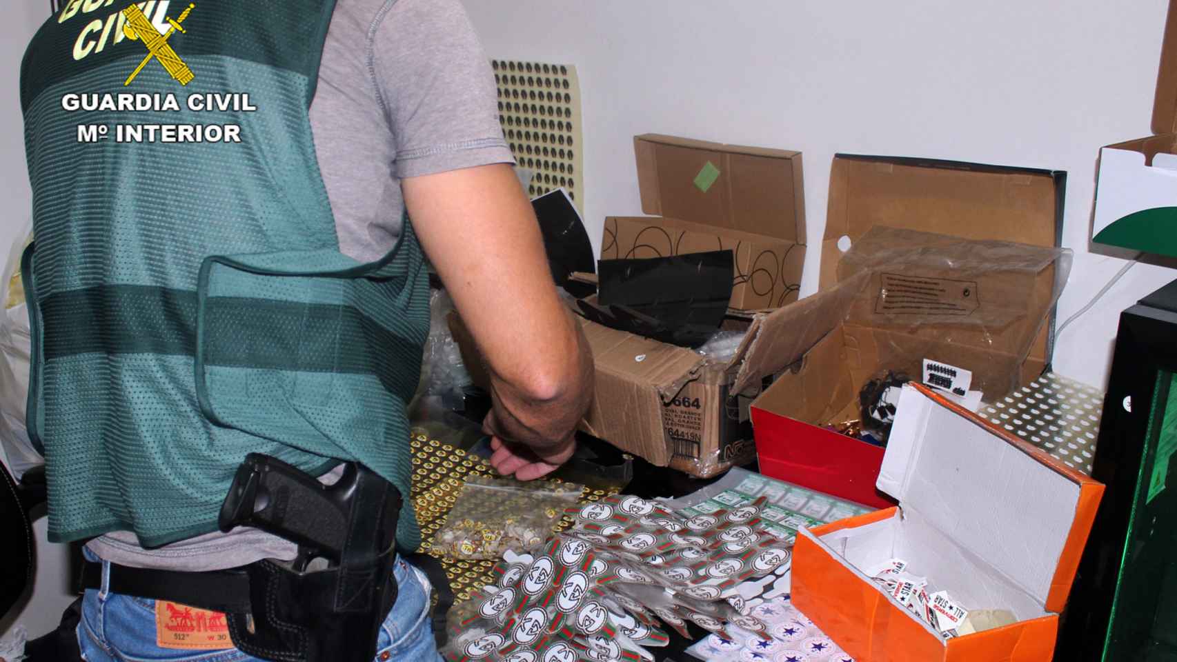 Un guardia Civil realizando la incautación de productos falsificados.