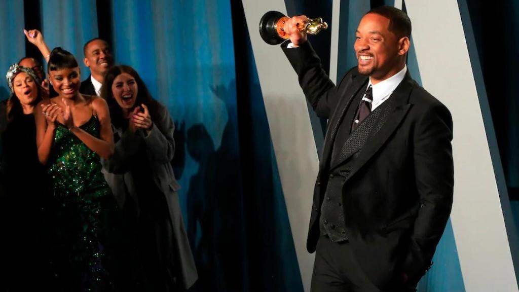 Will Smith a su llegada a la fiesta de Vanity Fair, siendo aplaudido por los asistentes.