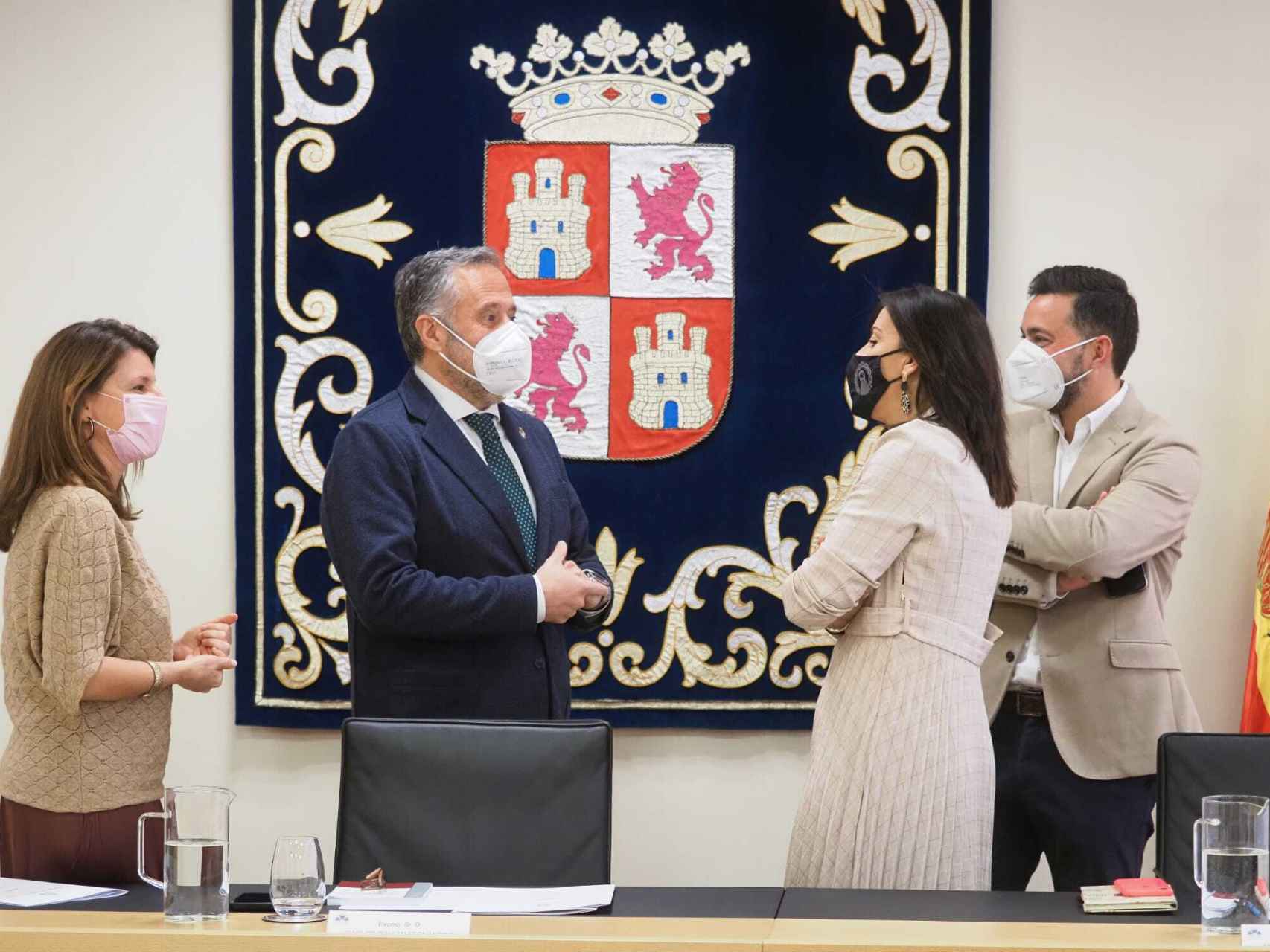 La vicepresidenta segunda de las Cortes, Ana Sánchez, charla con el presidente de la Cámara, Carlos Pollán, tras la reunión de la Mesa, este lunes.