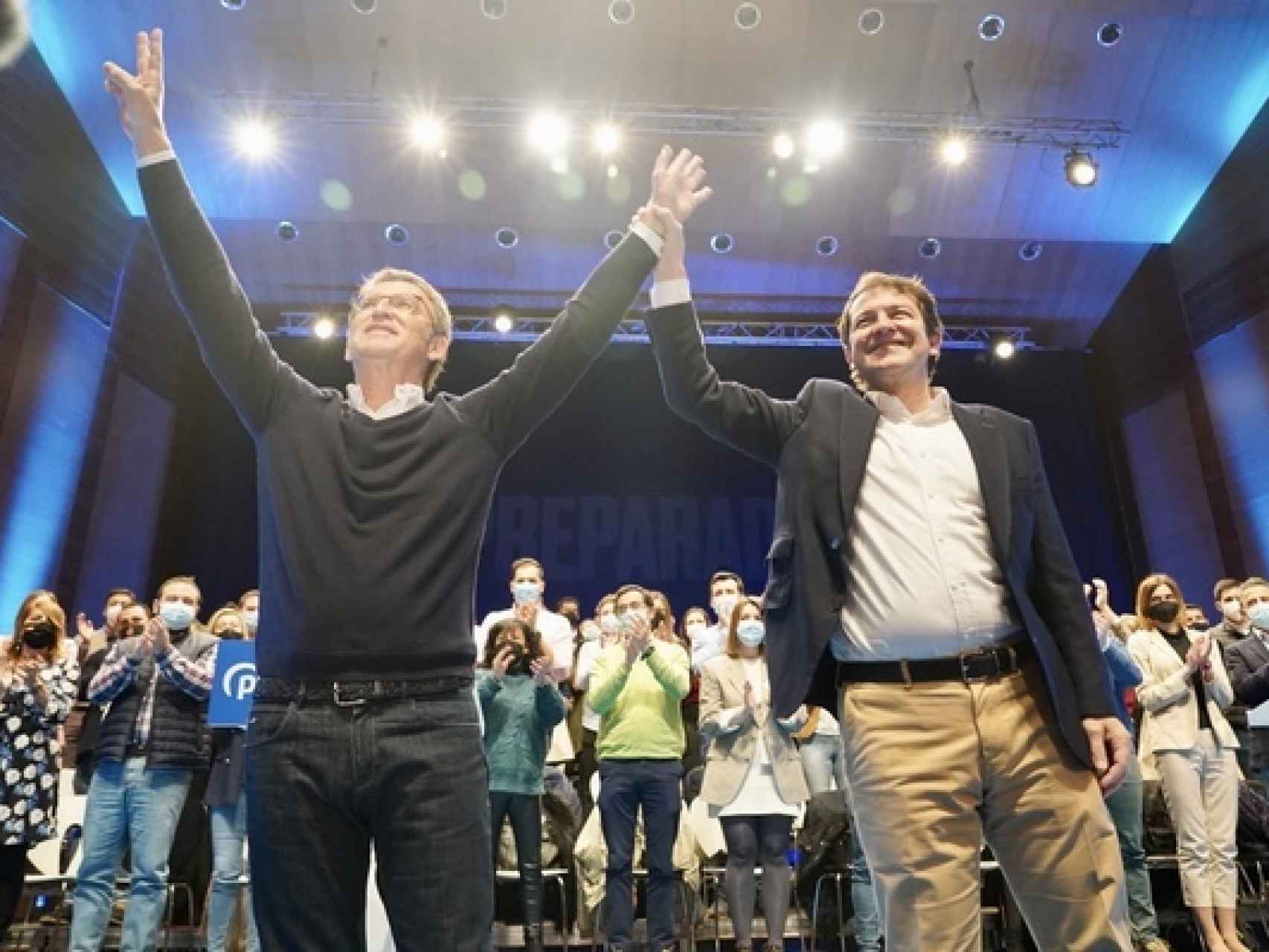 El presidente gallego, Alberto Núñez Feijóo, y el de Castilla y León, Alfonso Fernández Mañueco, durante un acto el pasado 19 de marzo en Valladolid.