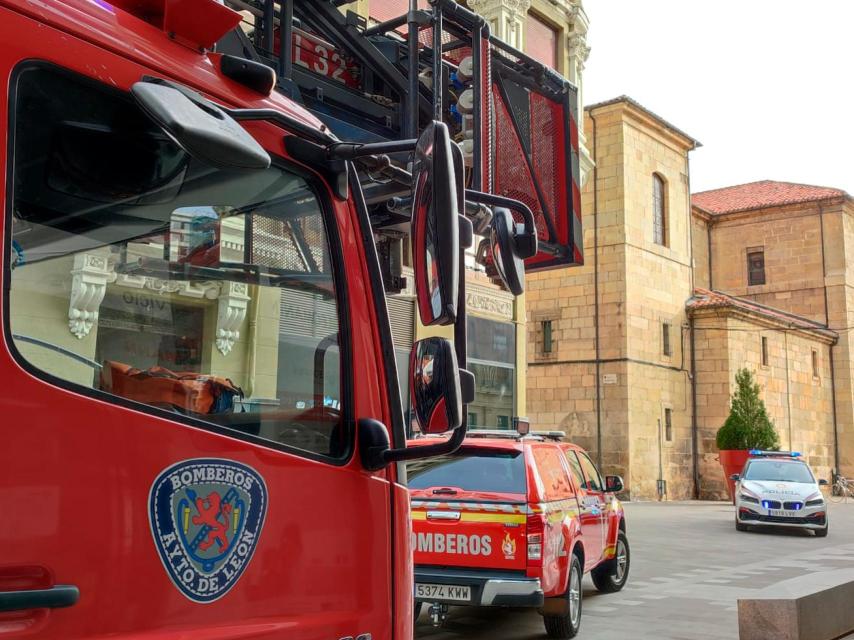 Los bomberos en la calle de León donde se produjo el desplome