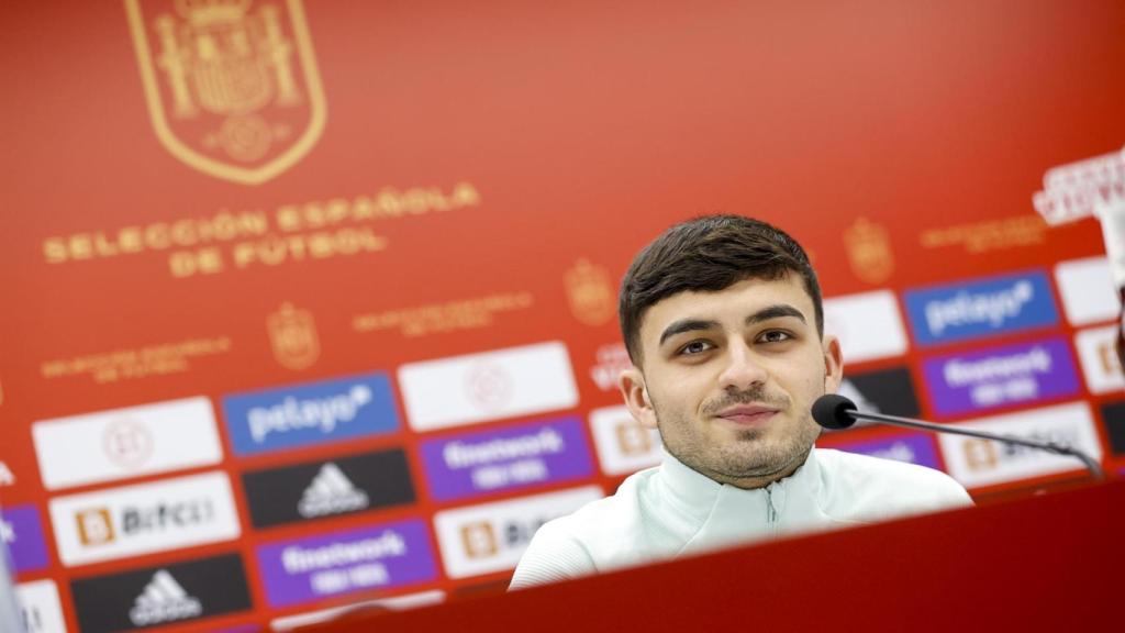 Pedri González, en rueda de prensa con la selección española de fútbol