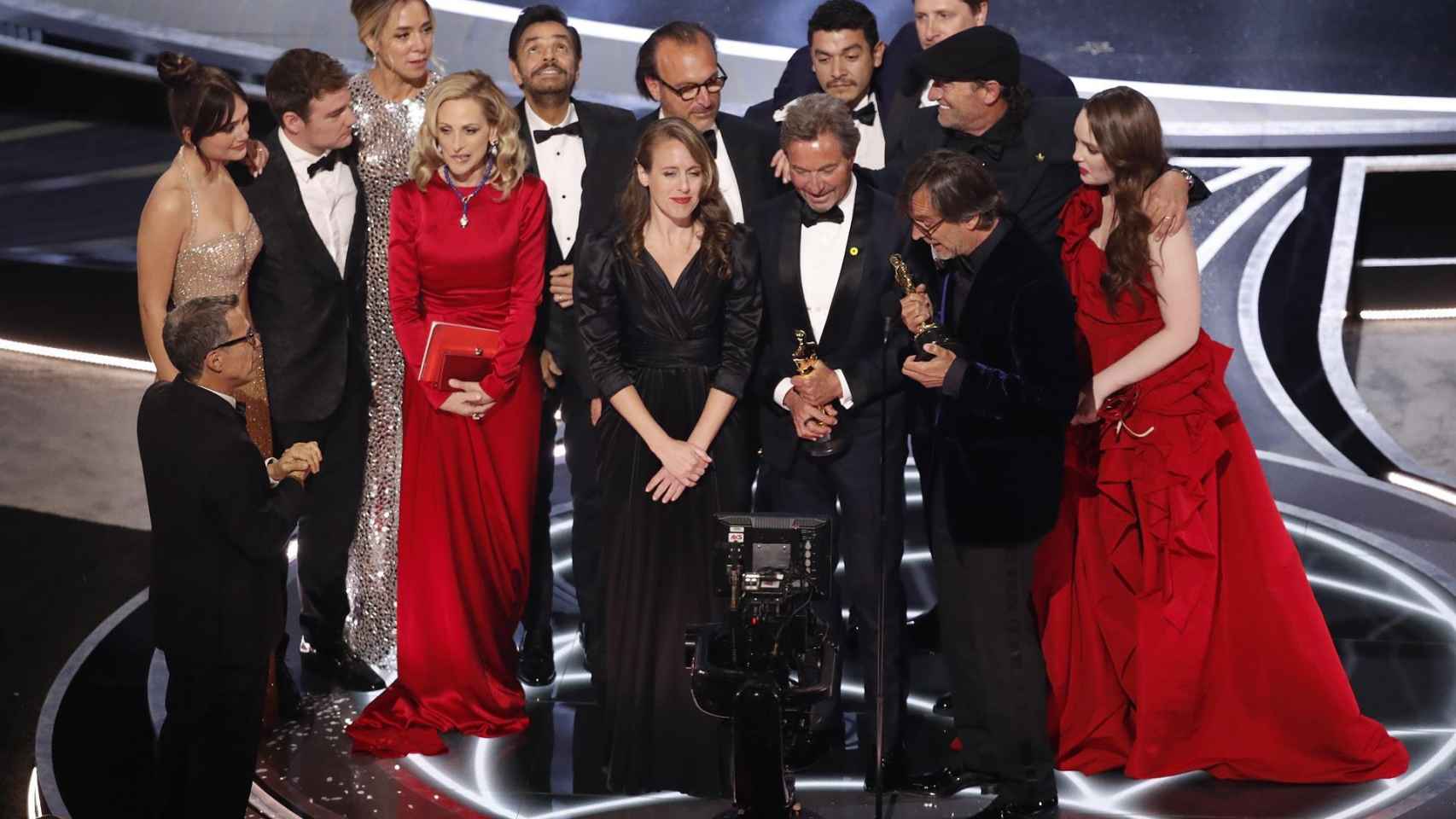 El equipo de CODA recibe el galardón a mejor película en los Oscar 2022.