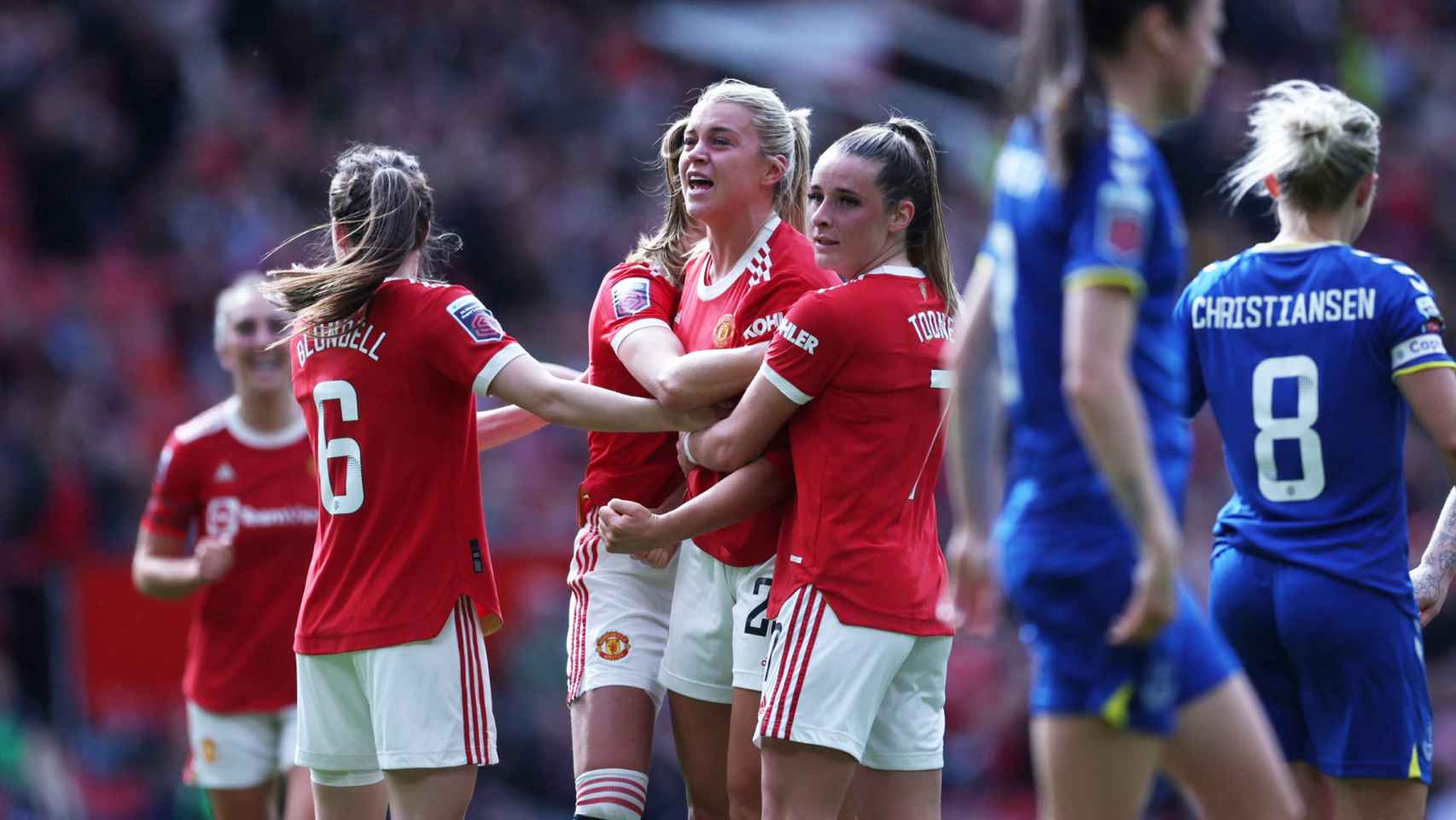 Alessia Russo celebra un gol con el Manchester United Femenino ante el Everton