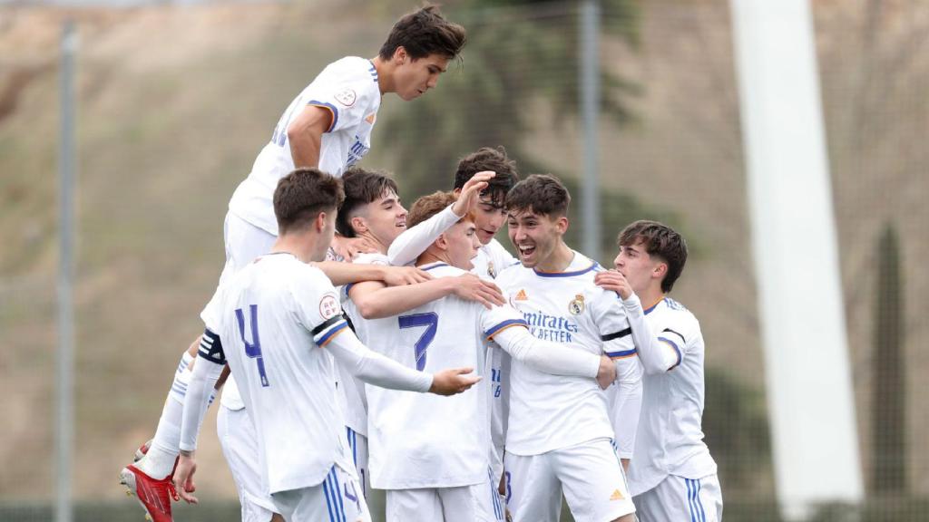 Rafel Obrador (número 3), abrazado por sus compañeros tras marcar un gol al Tenerife en la Copa del Rey Juvenil.