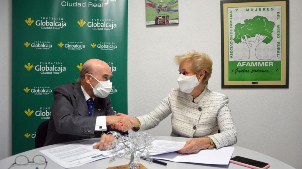 Rafael Torres y Carmen Quintanilla durante la firma del convenio.