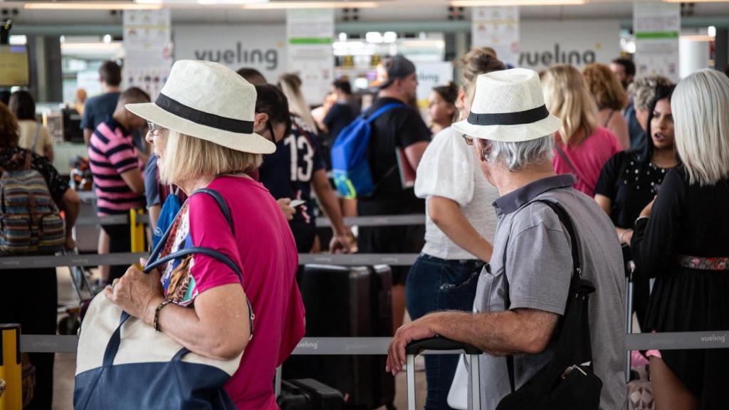 Personas esperando en un aeropuerto