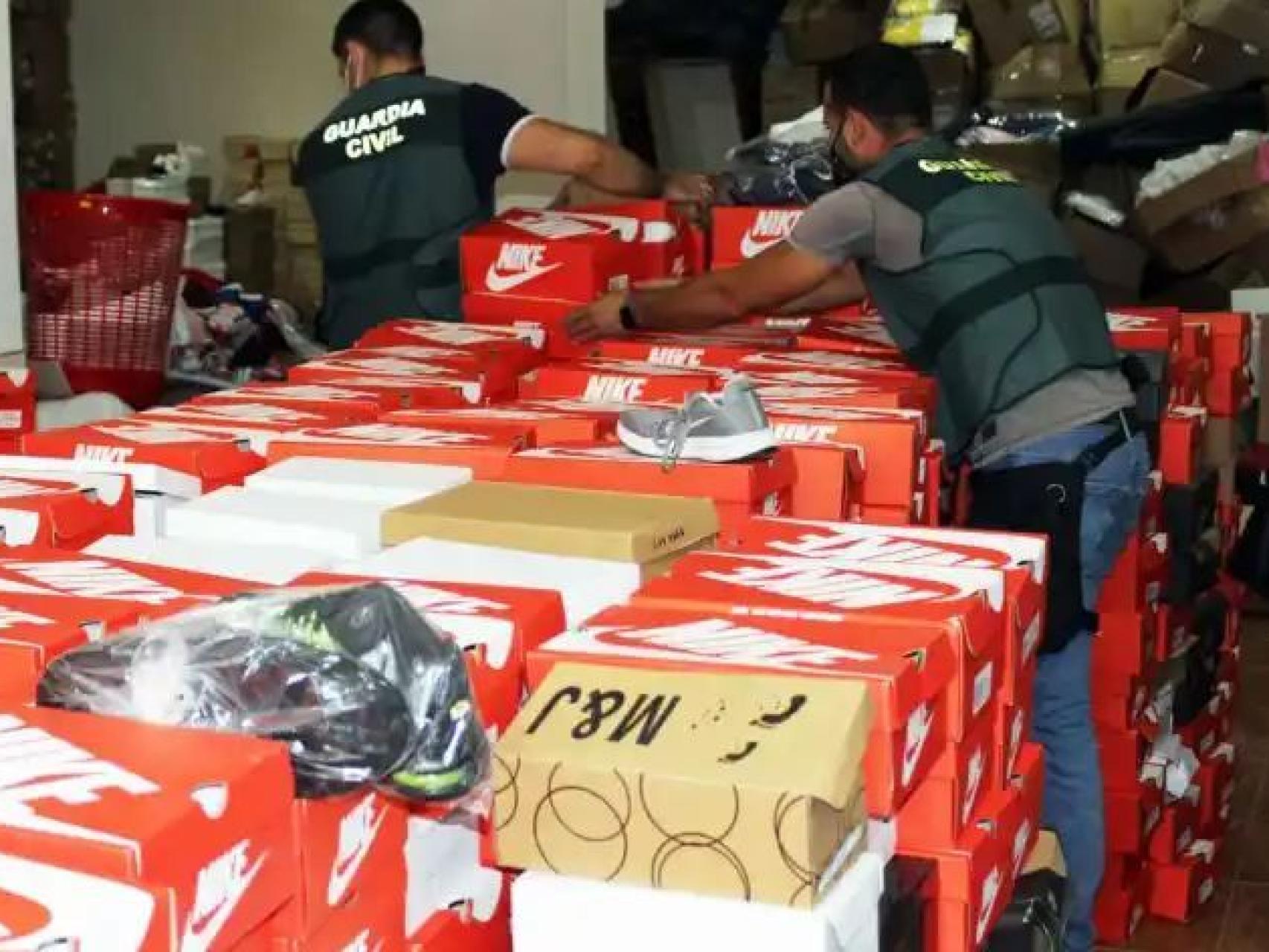 La Guardia Civil durante el registro del garaje de Jesús en su casa de Archena.