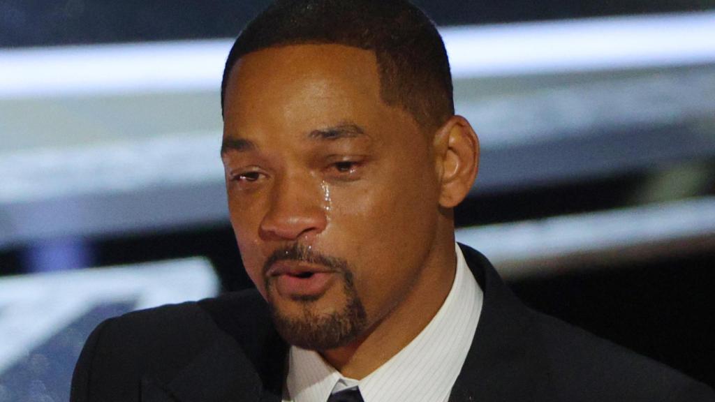 Will Smith disculpándose, mientras recoge el Oscar a mejor actor.