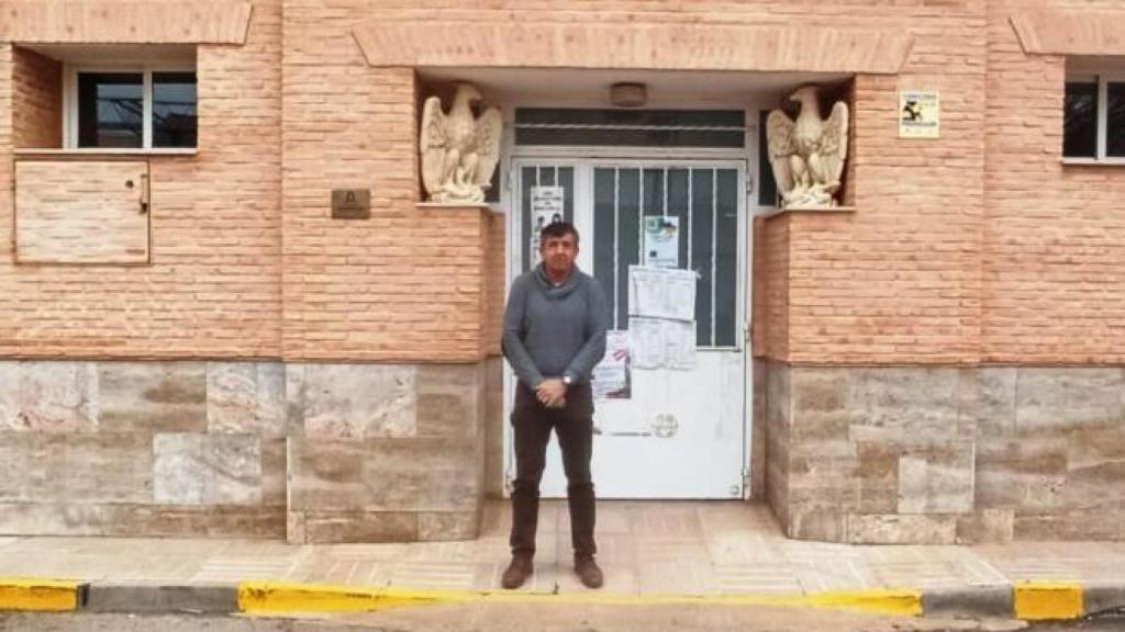 El alcalde de El Torno a las puertas del ayuntamiento.