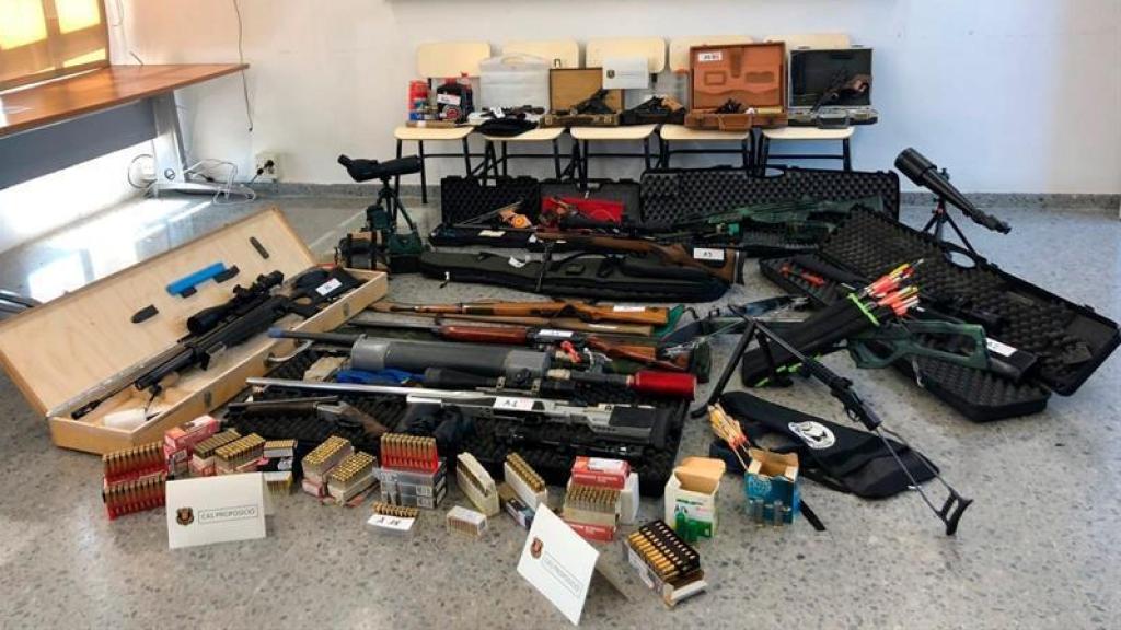 El arsenal que los Mossos encontraron en casa de Manuel Murillo.