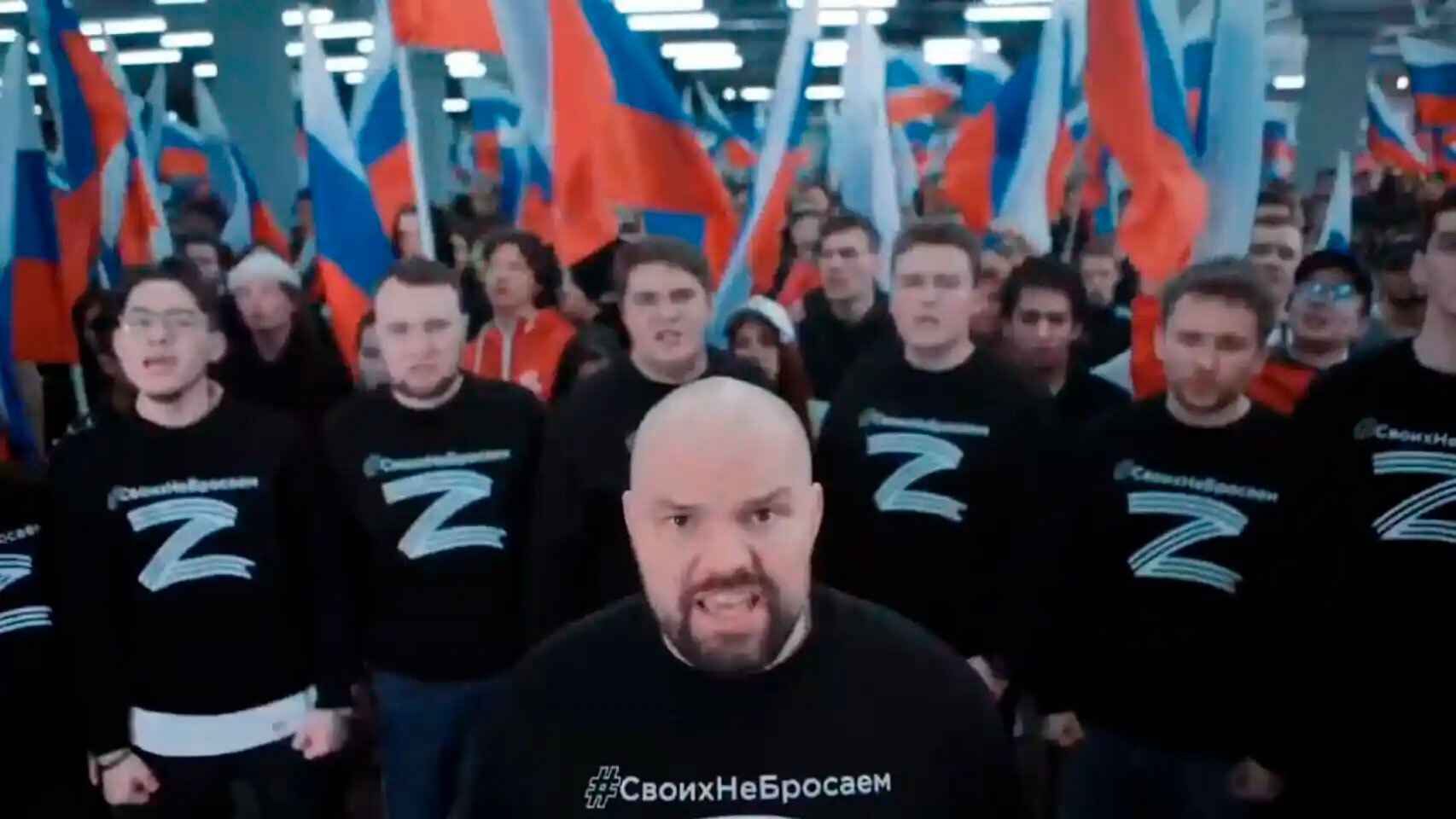 Una multitud de rusos portando camisetas con la letra 'Z' para mostrar su apoyo a Putin.